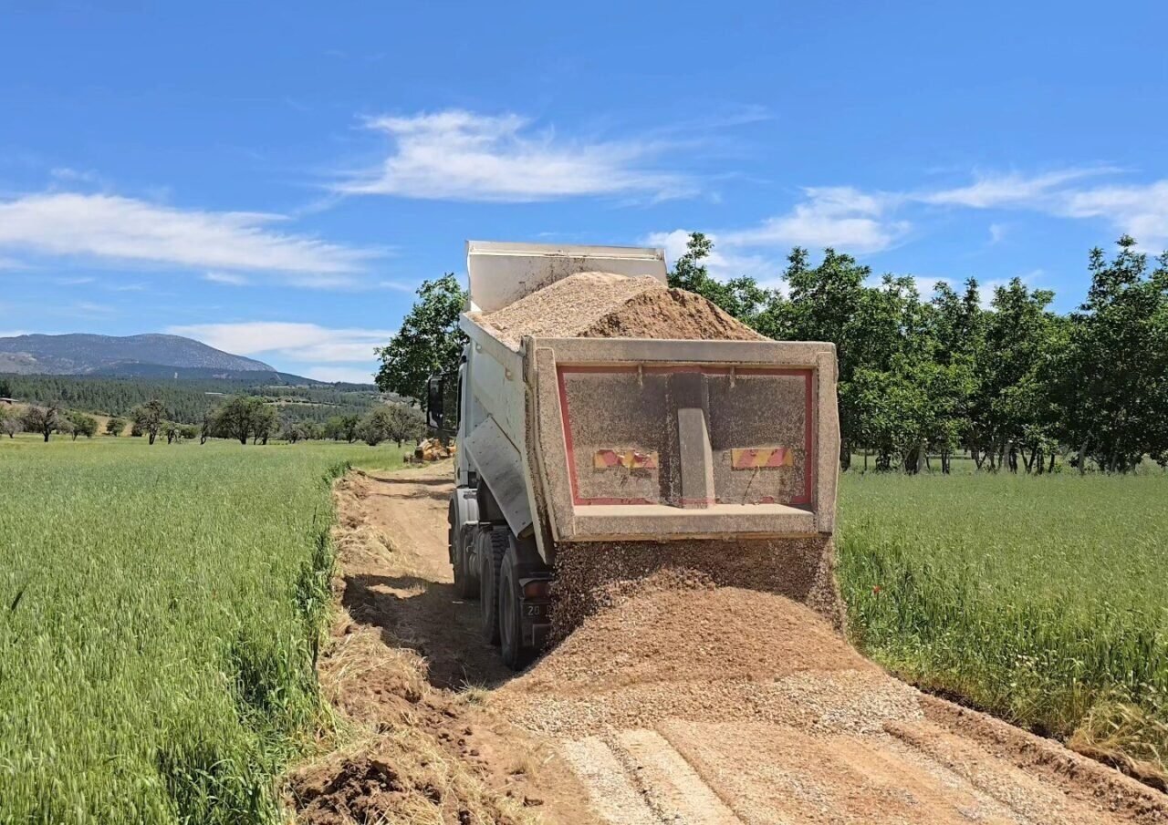 Tavas Belediyesi 16 bin metre kırsal yolunun onarımını yaptı