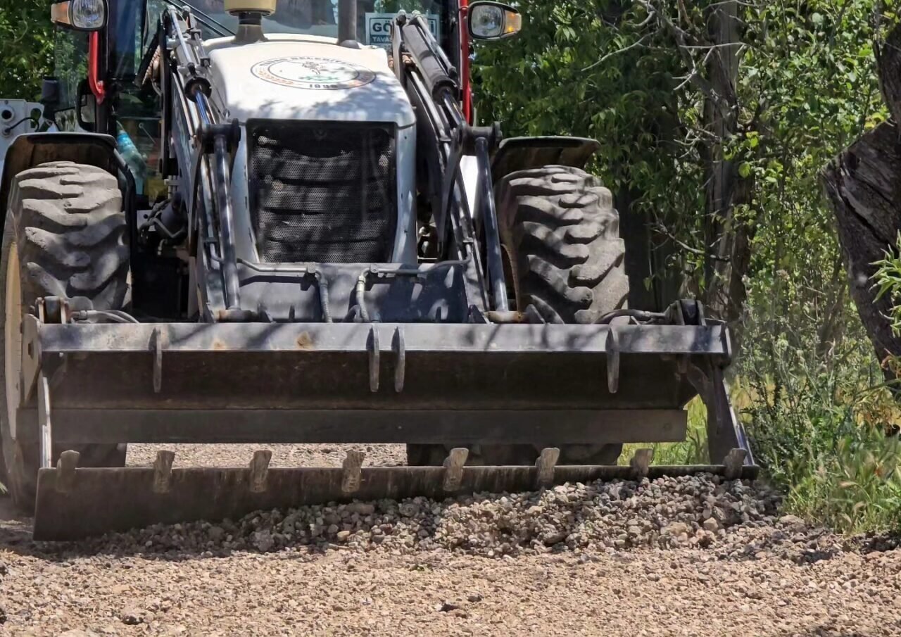 Tavas Belediyesi 16 bin metre kırsal yolunun onarımını yaptı
