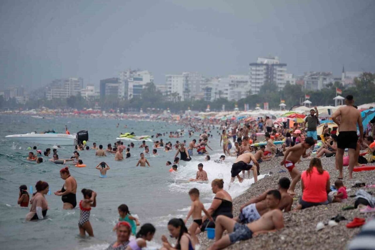 Termometreler 33 dereceyi gösterdi, Konyaaltı Sahili doldu taştı
