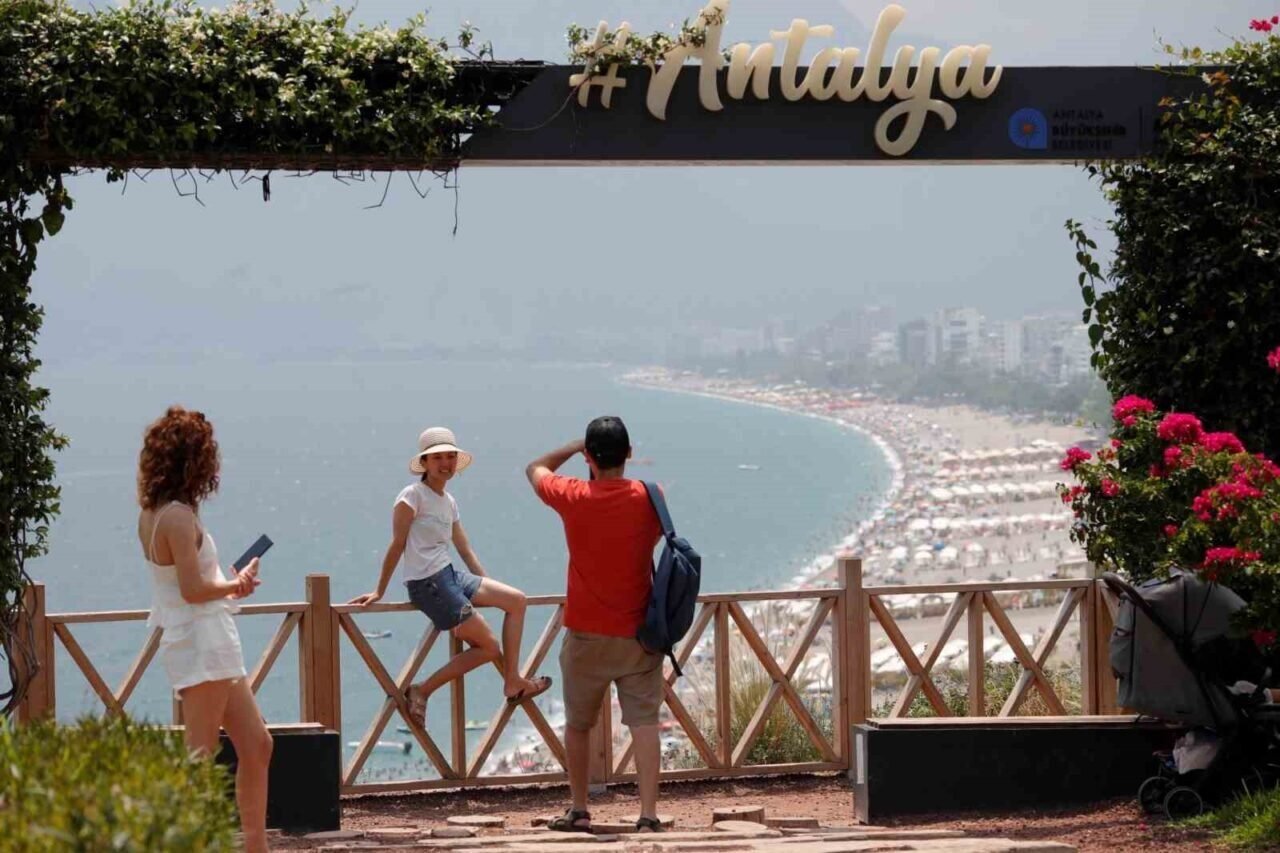 Termometreler 33 dereceyi gösterdi, Konyaaltı Sahili doldu taştı