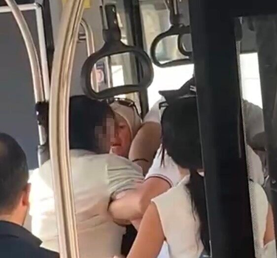 Denizli’de 2 yaşındaki kızıyla birlikte halk otobüsüne binen tesettürlü kadına