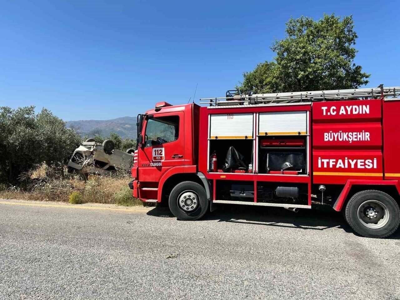 Ticari araç zeytinliğe uçtu: 1 ölü