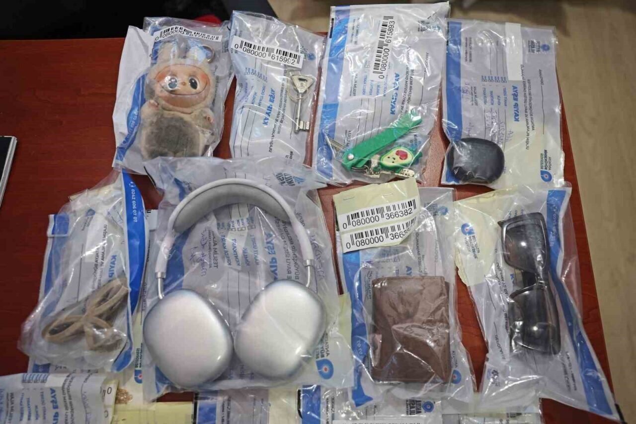 Toplu taşımada unutulan eşyalar sahiplerini bekliyor