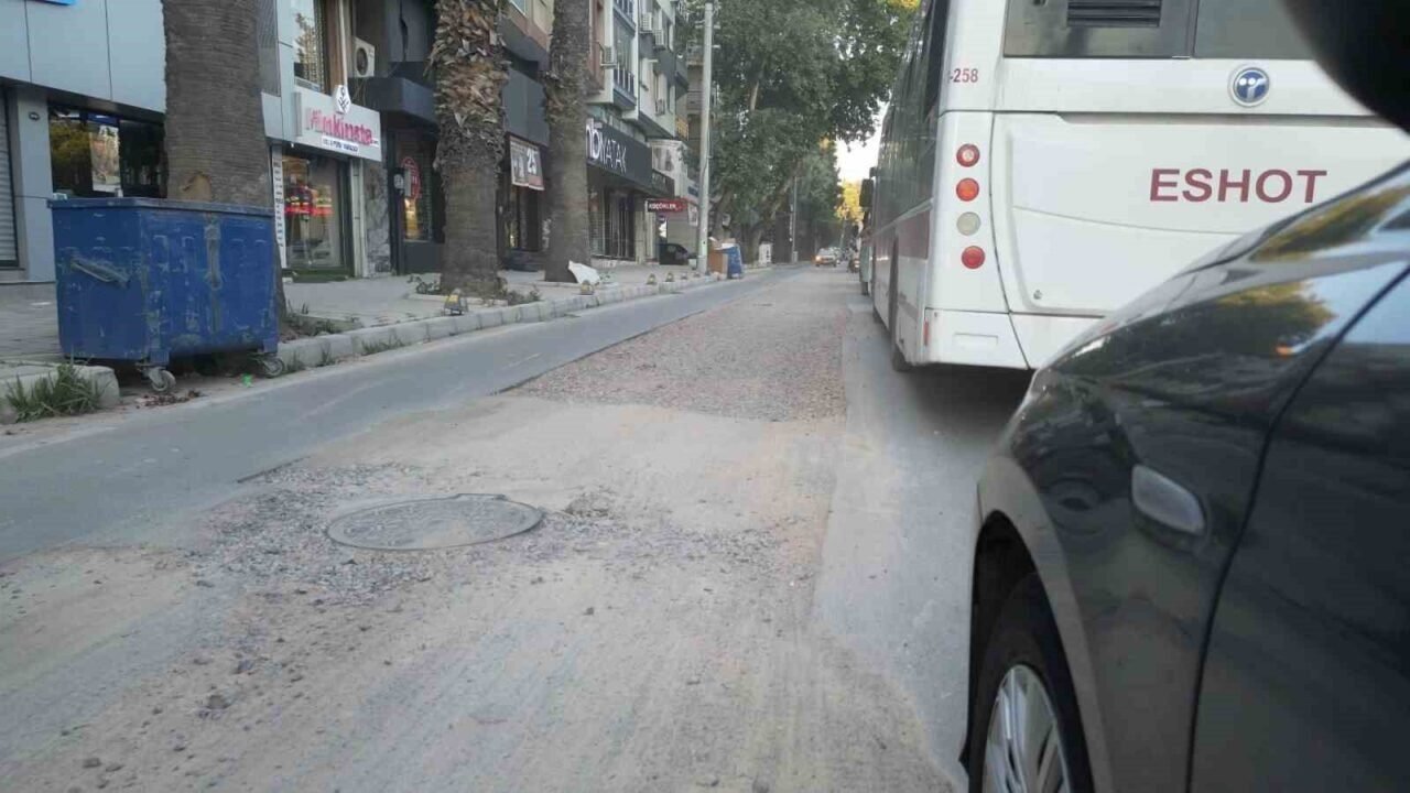Trafik yoğunluğu ve çukurlar İzmir ulaşımında sürücüleri bezdiriyor