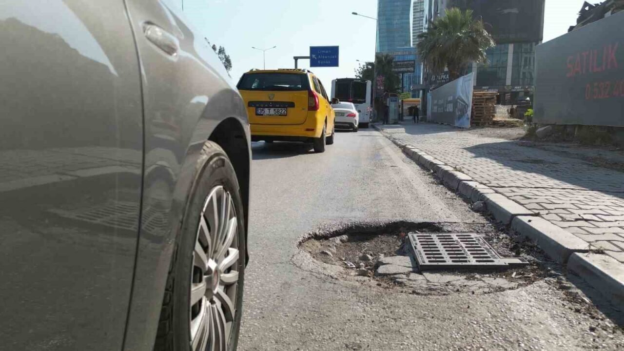 Trafik yoğunluğu ve çukurlar İzmir ulaşımında sürücüleri bezdiriyor Trafik yoğunluğu ve çukurlar İzmir ulaşımında sürücüleri bezdiriyor