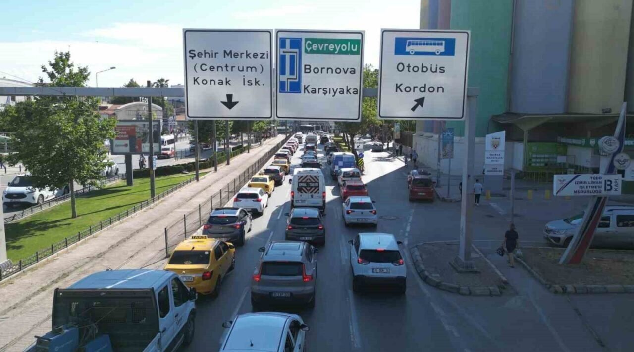 Trafik yoğunluğu ve çukurlar İzmir ulaşımında sürücüleri bezdiriyor