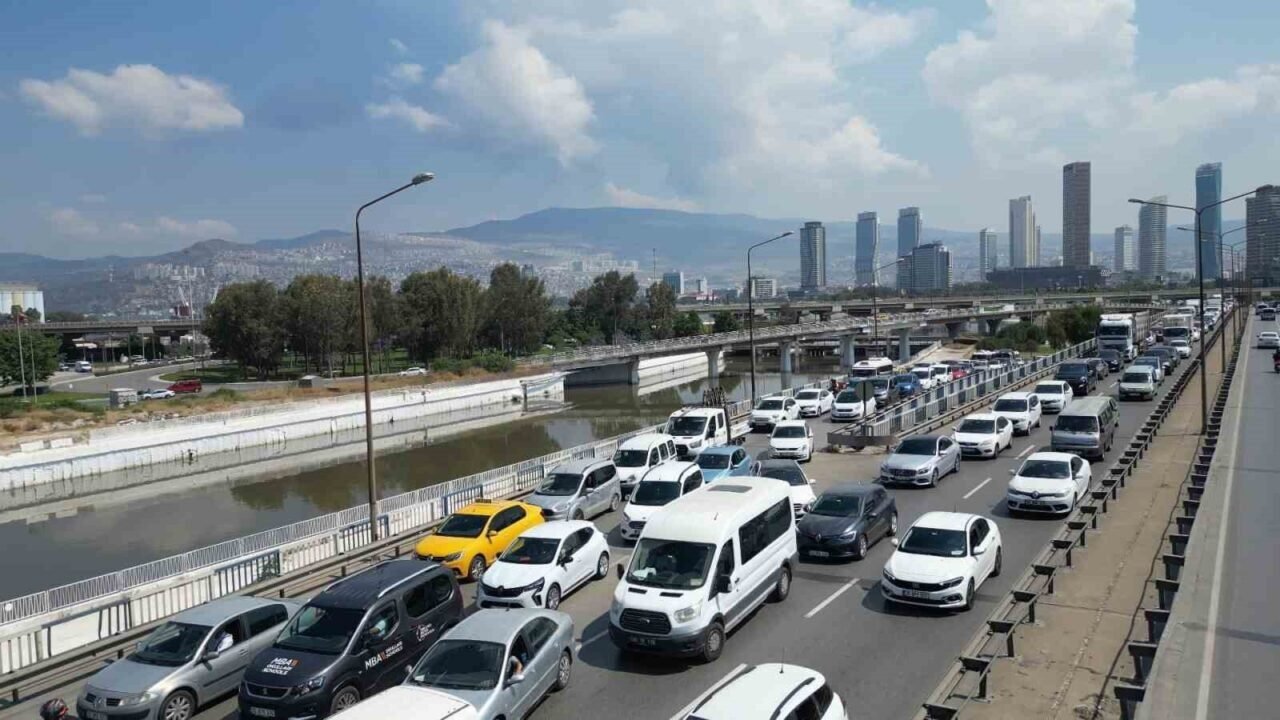 Trafik yoğunluğu ve çukurlar İzmir ulaşımında sürücüleri bezdiriyor