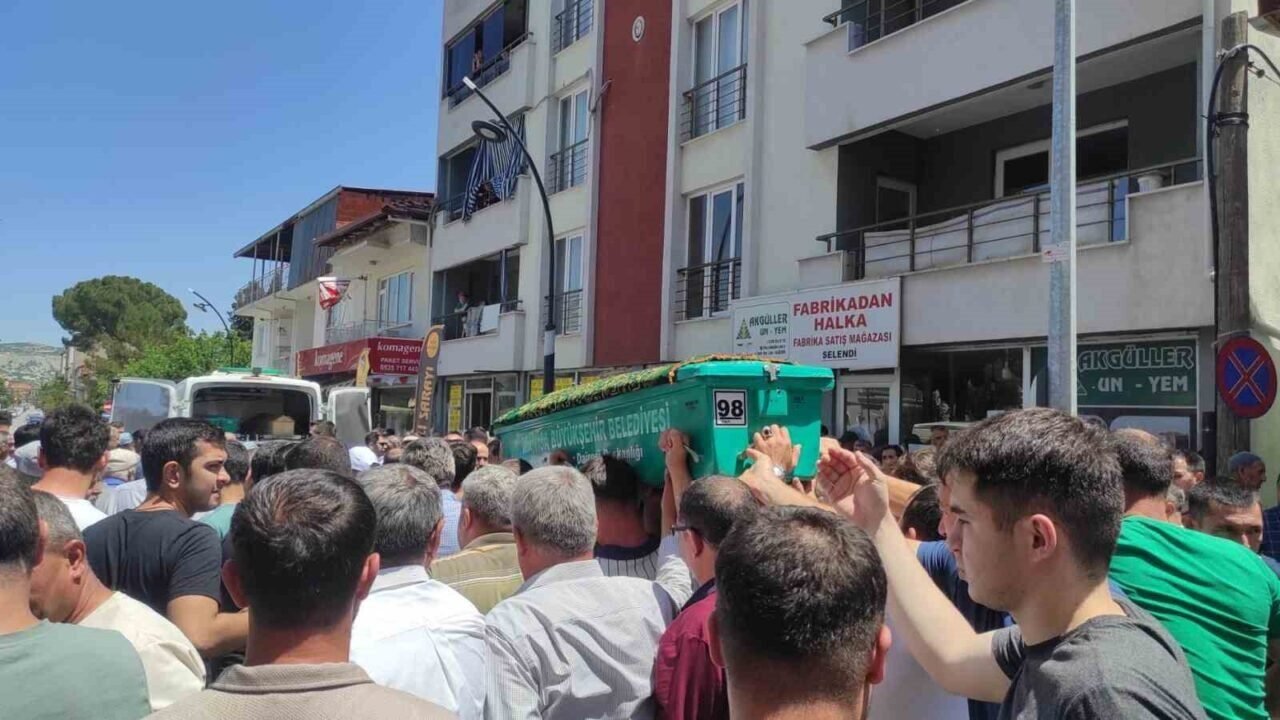 Traktör kazasında ölen genç gözyaşlarıyla defnedildi
