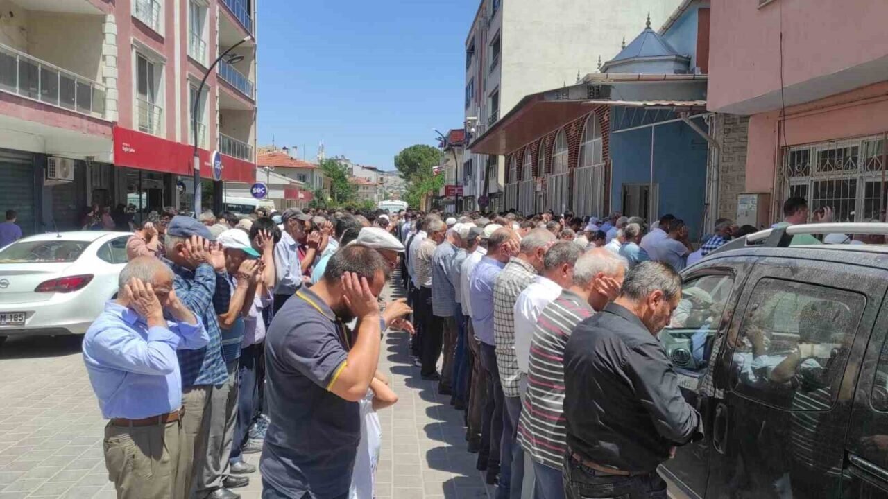 Traktör kazasında ölen genç gözyaşlarıyla defnedildi