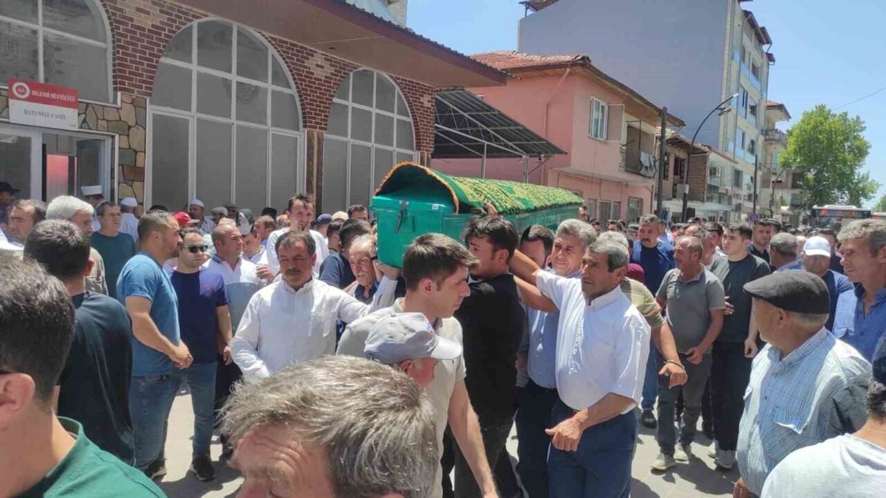 Traktör kazasında ölen genç gözyaşlarıyla defnedildi