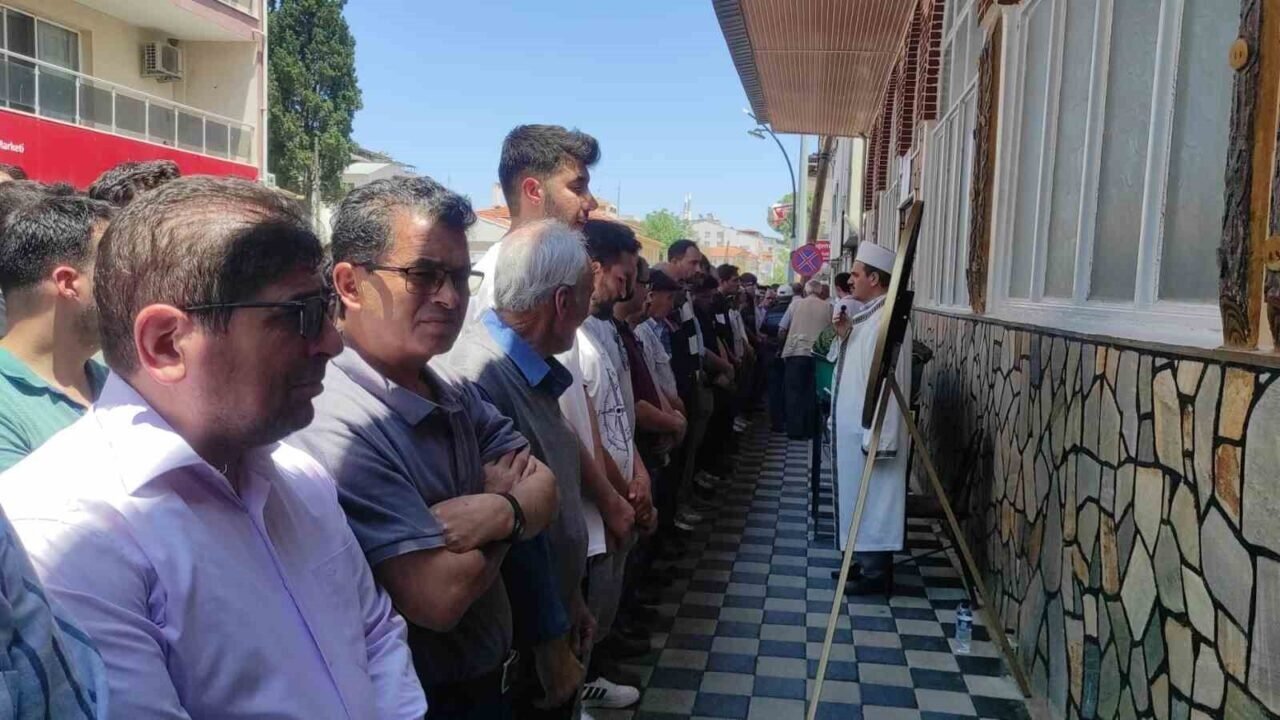 Traktör kazasında ölen genç gözyaşlarıyla defnedildi