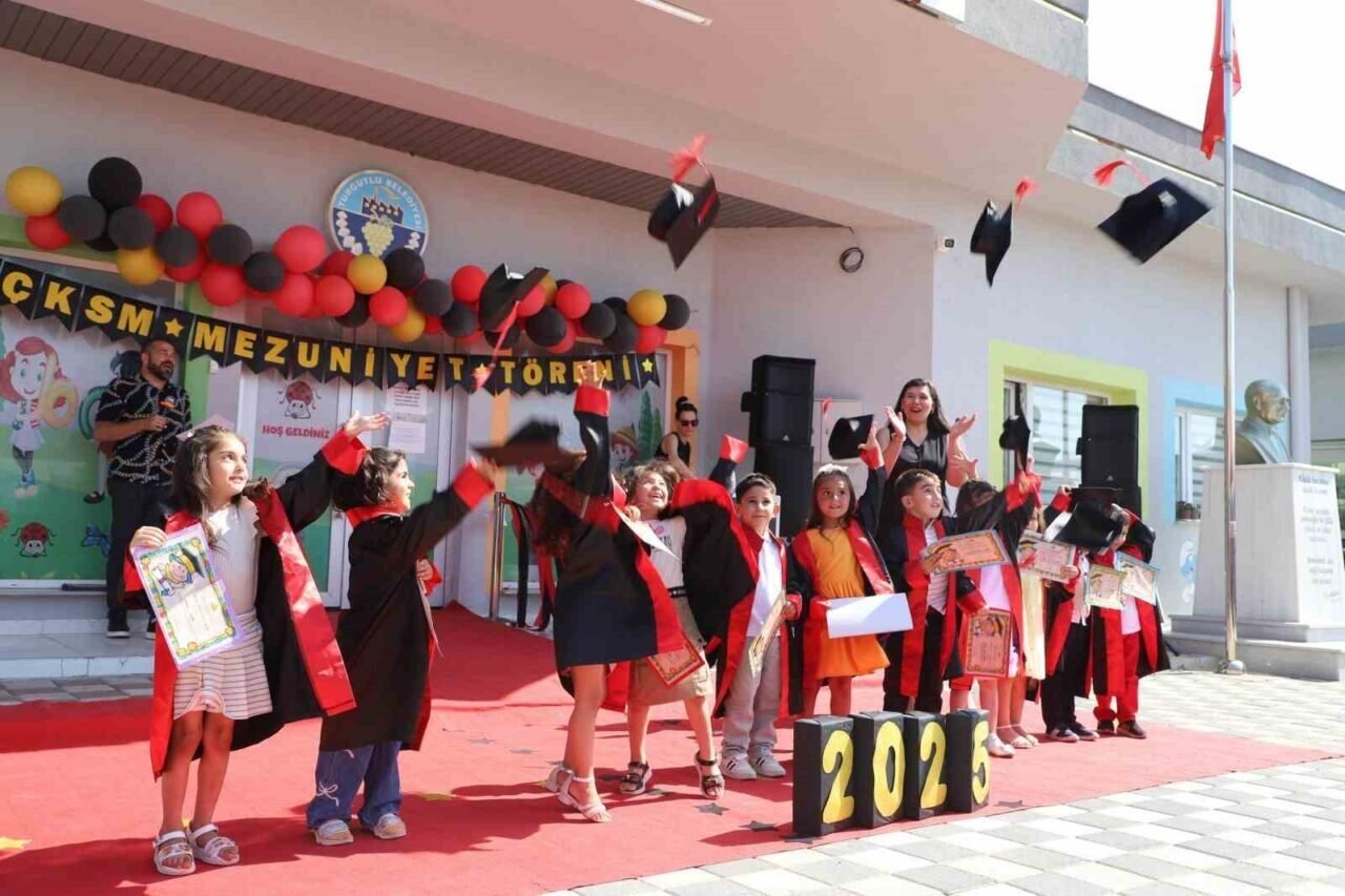 Turgutlu Belediyesi Çocuk Kültür Sanat Merkezinde mezuniyet heyecanı