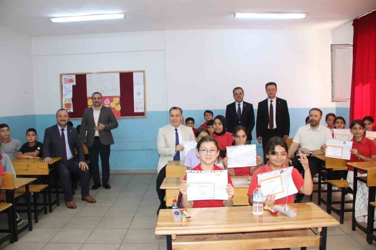 Turgutlu’da 33 bin 776 öğrenci karne heyecanı yaşadı