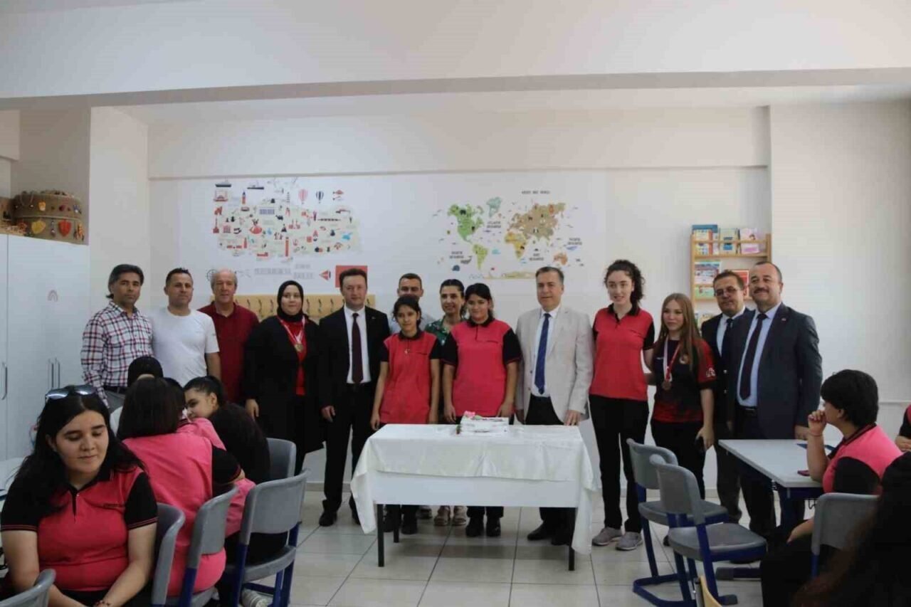 Turgutlu’da 33 bin 776 öğrenci karne heyecanı yaşadı Turgutlu’da 33 bin 776 öğrenci karne heyecanı yaşadı