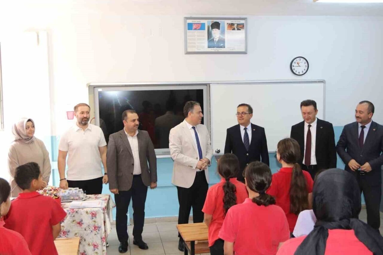 Turgutlu’da 33 bin 776 öğrenci karne heyecanı yaşadı
