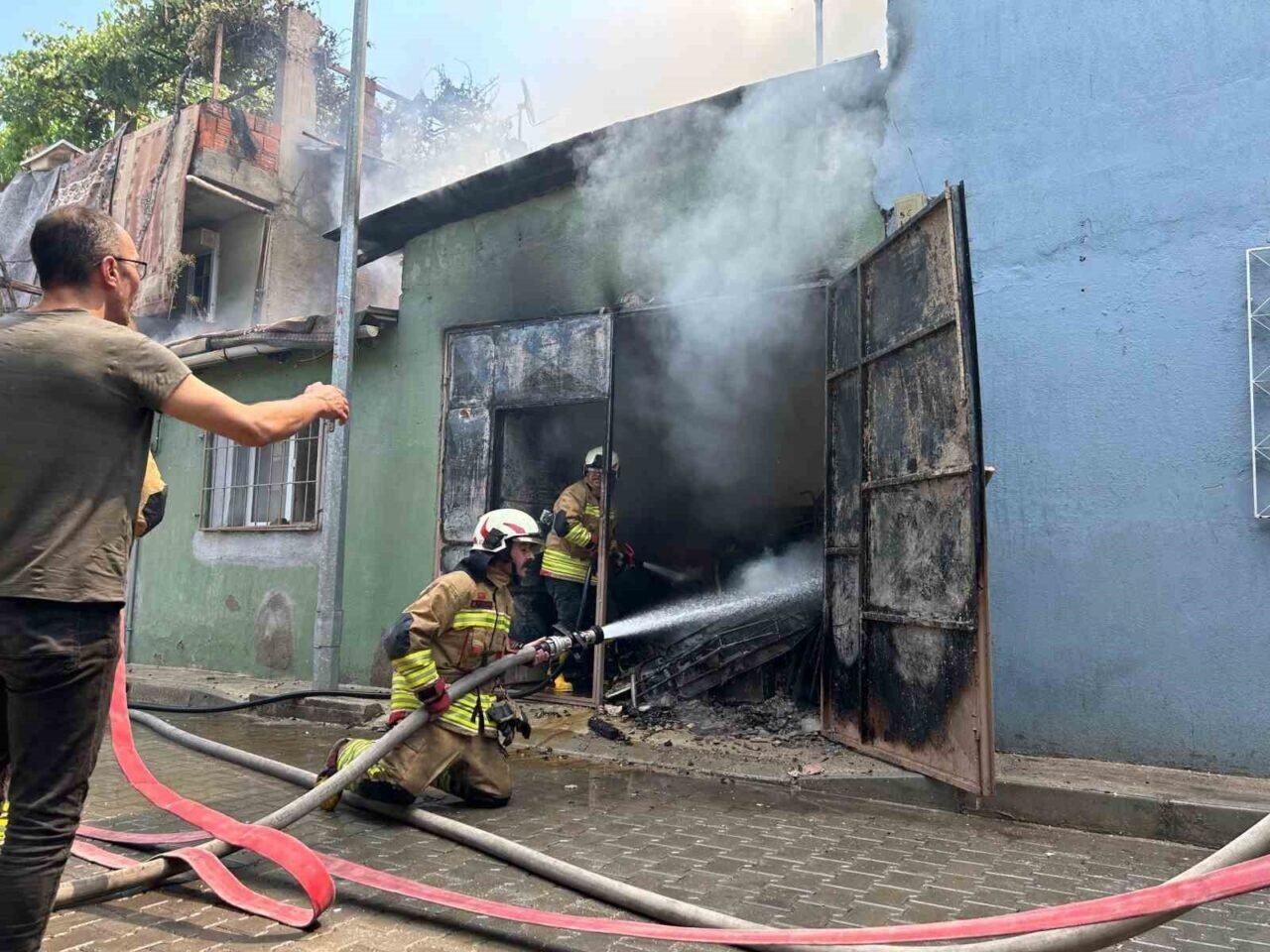 Turgutlu’da elektrik tesisatından çıkan yangında 2 ev küle döndü