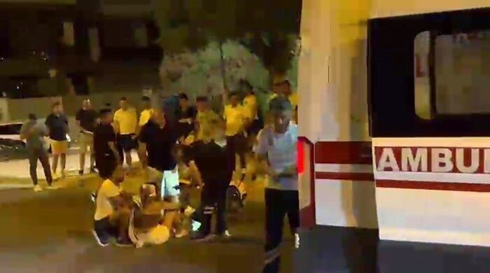 Antalya’nın Manavgat ilçesinde turistleri taşıyan transfer aracı, turistin kullandığı motosiklet