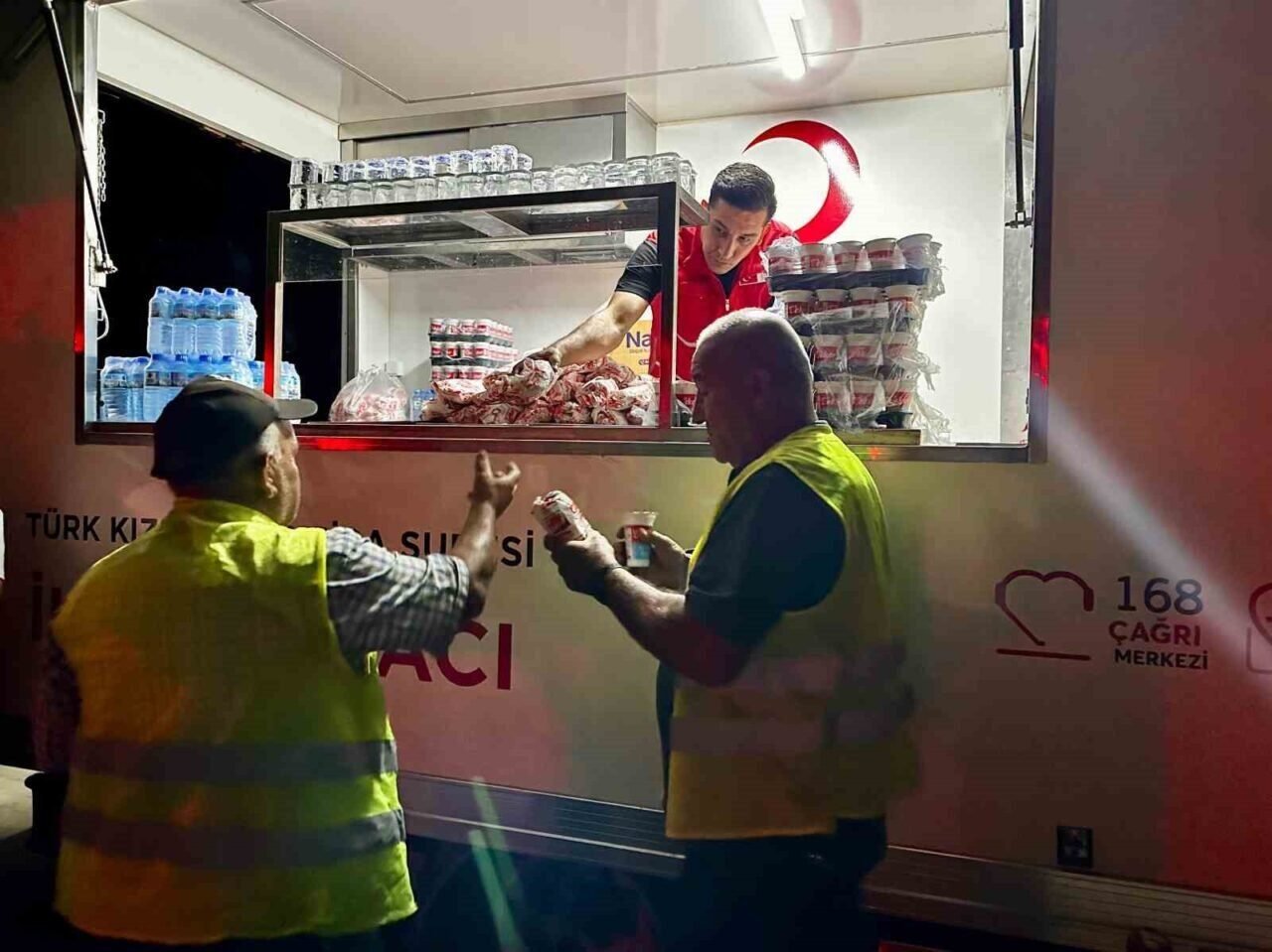 Türk Kızılay, Akhisar’da varandaşlara ve ekiplere desteğe devam ediyor