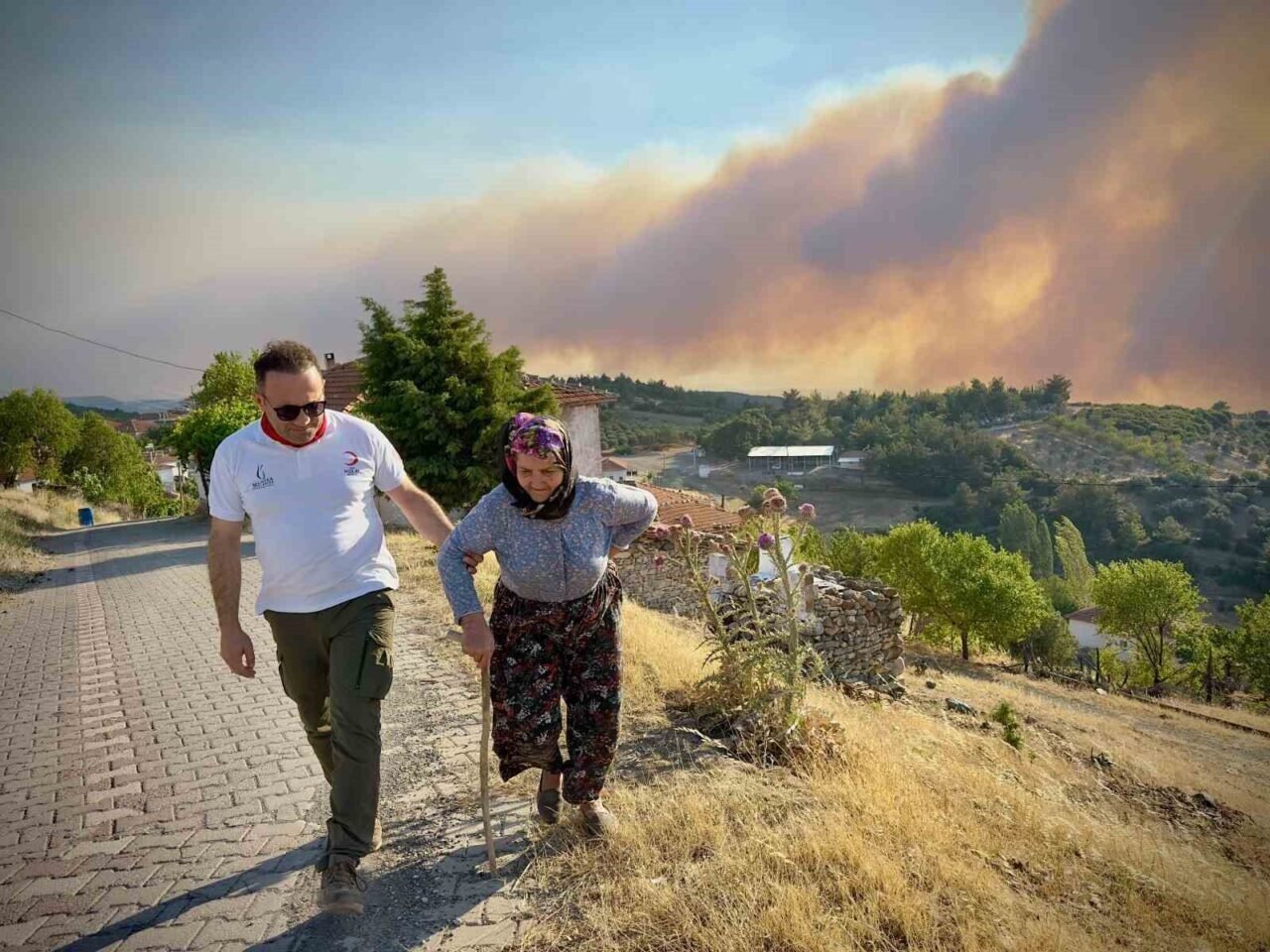 Türk Kızılay, Akhisar’da varandaşlara ve ekiplere desteğe devam ediyor