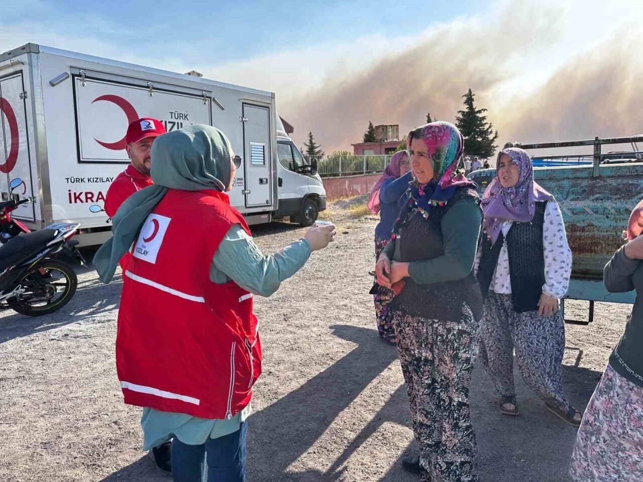 Türk Kızılay, Akhisar’da varandaşlara ve ekiplere desteğe devam ediyor Türk Kızılay, Akhisar’da varandaşlara ve ekiplere desteğe devam ediyor