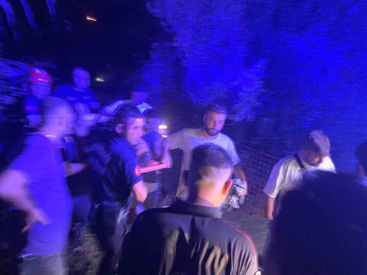Uçurumdan uçan motosiklet sürücüsü yaralandı
