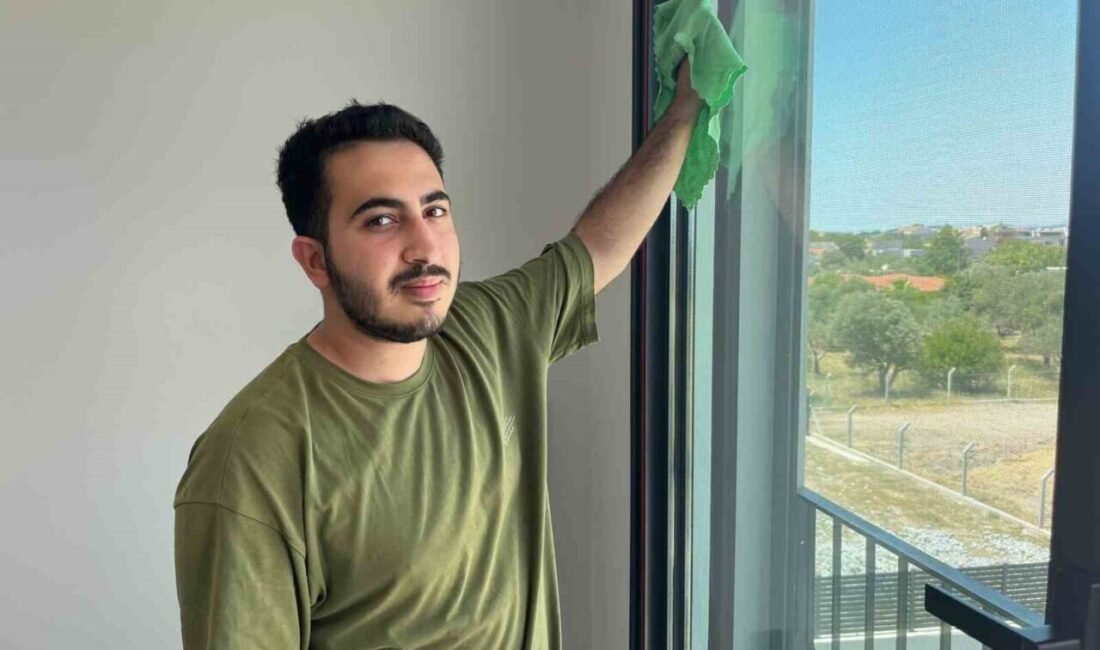 İzmir’de üniversite öğrencileri, “Öğrenci İşleri Temizlik” adını verdikleri girişimle hem
