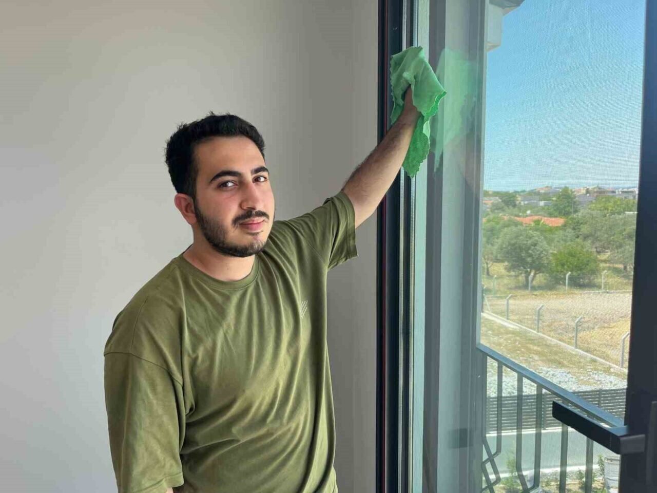 Üniversite sıralarından ev temizliğine: "Öğrenci İşleri Temizlik"