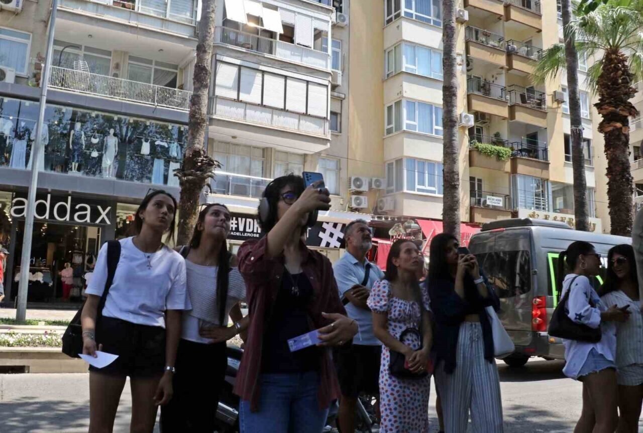 Ünlülerin program yaptığı eski televizyon kanalı binasında yangın
