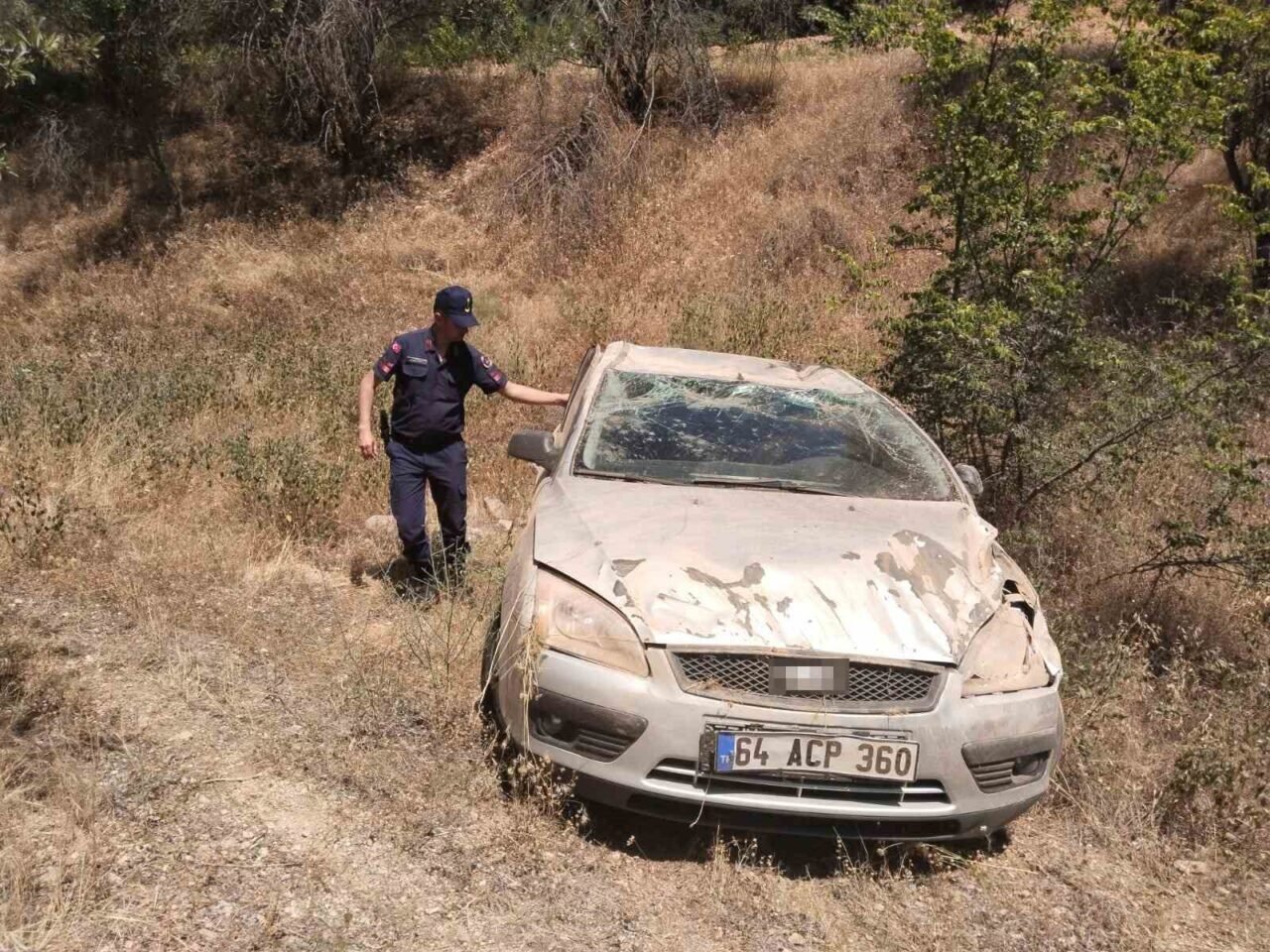 Uyuklayan sürücü eşinin ikazıyla panikleyip şarampole uçtu