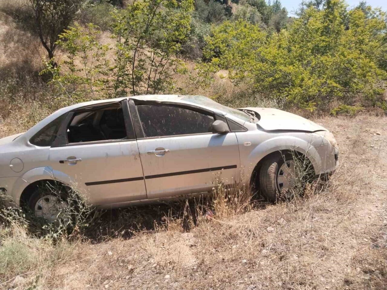 Uyuklayan sürücü eşinin ikazıyla panikleyip şarampole uçtu Uyuklayan sürücü eşinin ikazıyla panikleyip şarampole uçtu