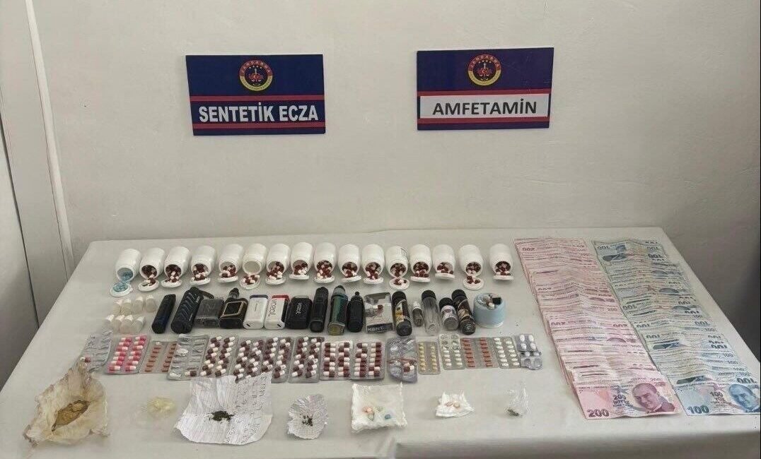 Uyuşturucu operasyonunda yüklü miktarda hap ve nakit para ele geçirildi Manisa’nın Şehzadeler ilçesinde jandarma ve KOM ekiplerince düzenlenen uyuşturucu operasyonunda