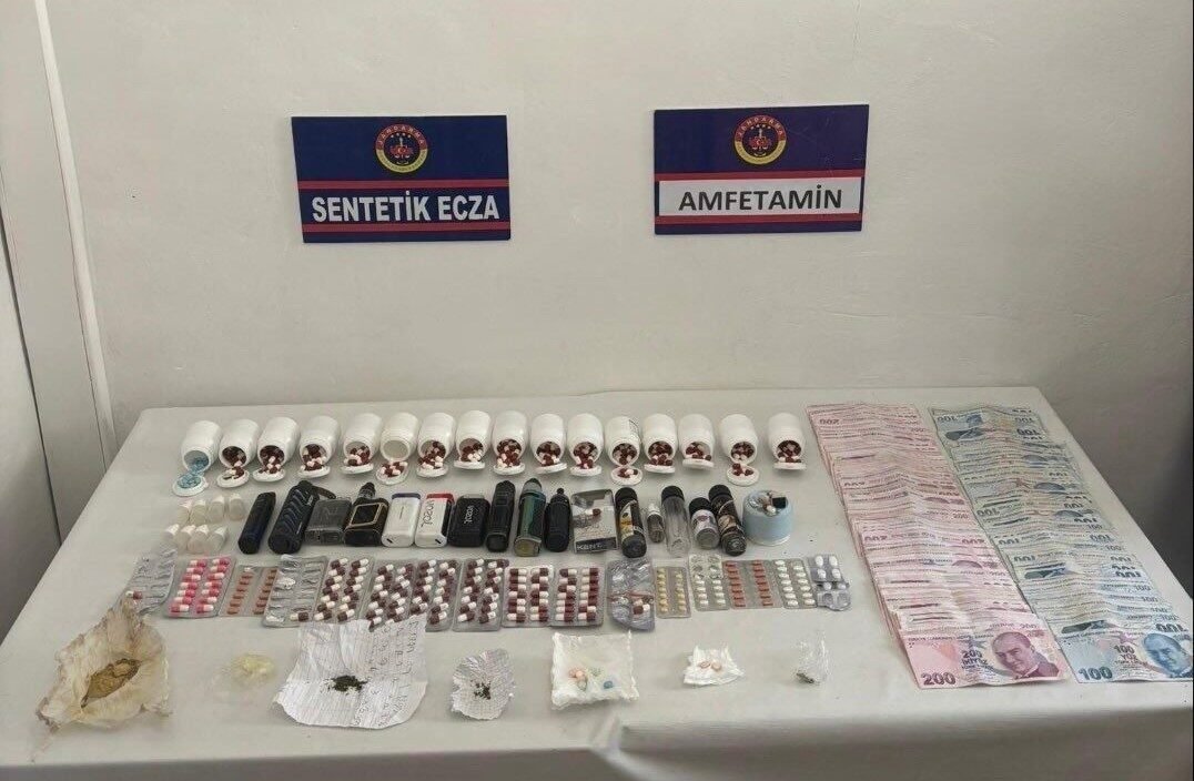 Uyuşturucu operasyonunda yüklü miktarda hap ve nakit para ele geçirildi Uyuşturucu operasyonunda yüklü miktarda hap ve nakit para ele geçirildi