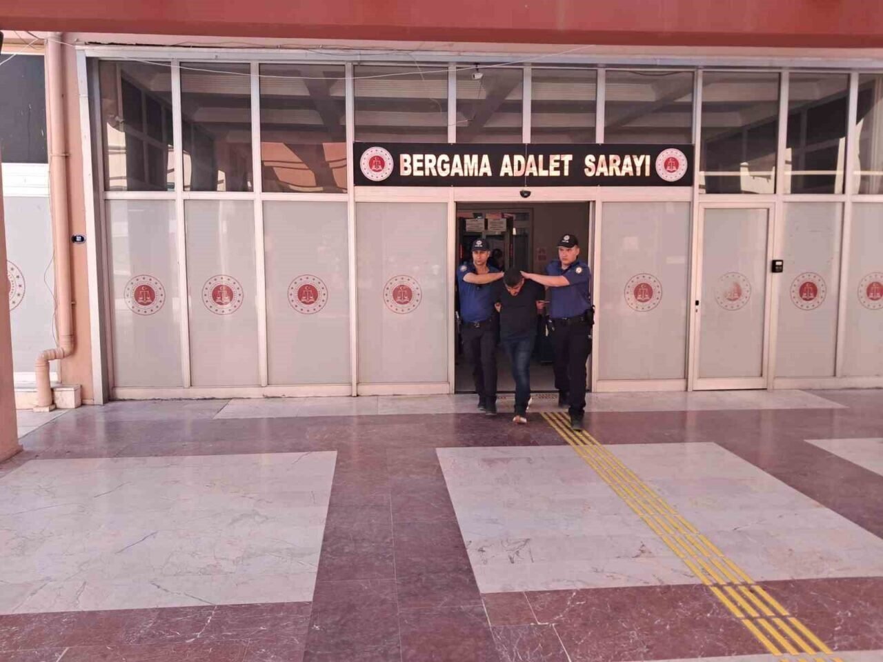 Uyuşturucu tacirleri motosikletli polislere yakalandı