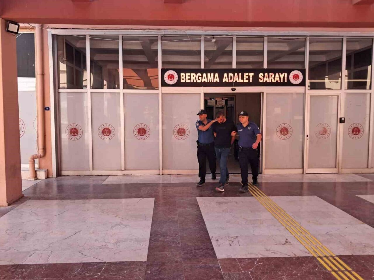 Uyuşturucu tacirleri motosikletli polislere yakalandı Uyuşturucu tacirleri motosikletli polislere yakalandı