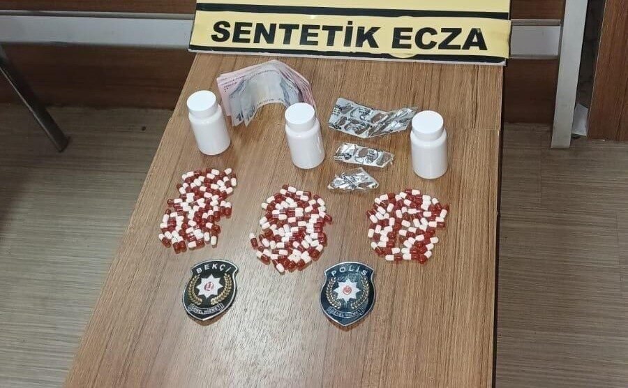 Uyuşturucudan gözaltına alınan şahıs tutuklandı Manisa’nın Kula ilçesinde düzenlenen uyuşturucu operasyonunda bir ikamette 804 adet