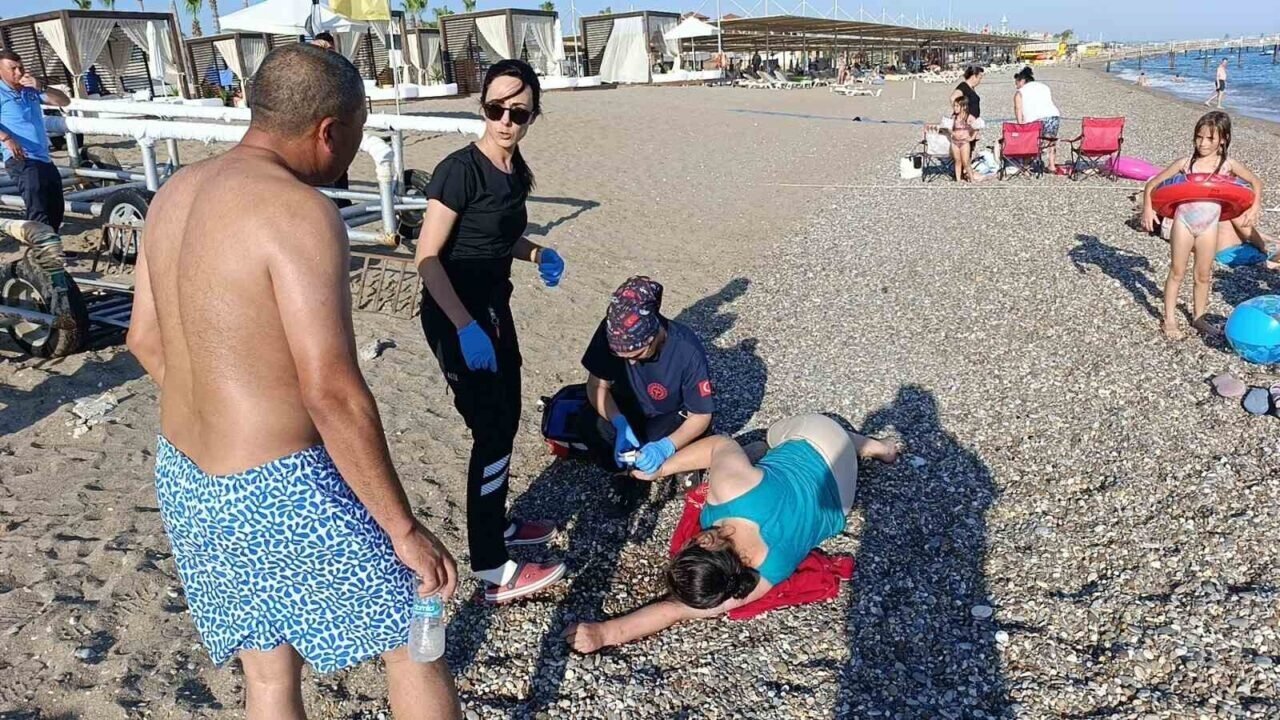 Vatandaşlar kurtardığı kadın boğulma tehlikesi atlattı