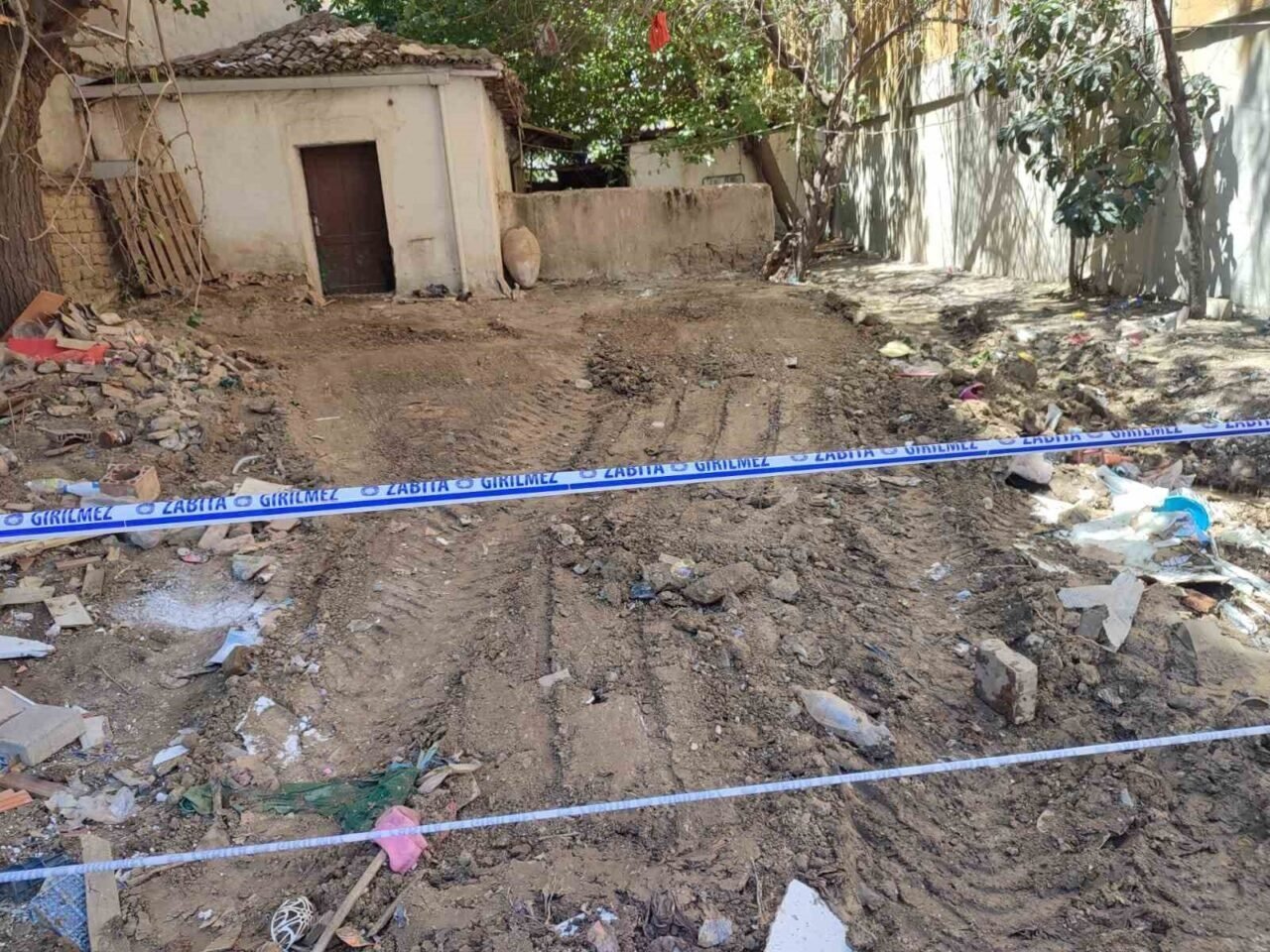 Yalnız yaşayan yaşlı kadının evinden 13 kamyon çöp çıktı Yalnız yaşayan yaşlı kadının evinden 13 kamyon çöp çıktı