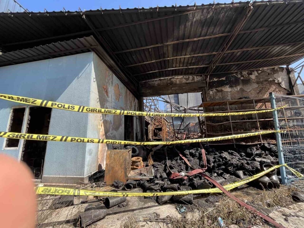 Yangındaki büyük hasar gün aydınlanınca ortaya çıktı