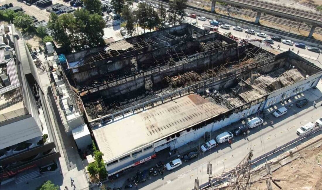 İzmir’in Konak ilçesinde özel hastane bitişiğinde bir fabrikaya ait plastik