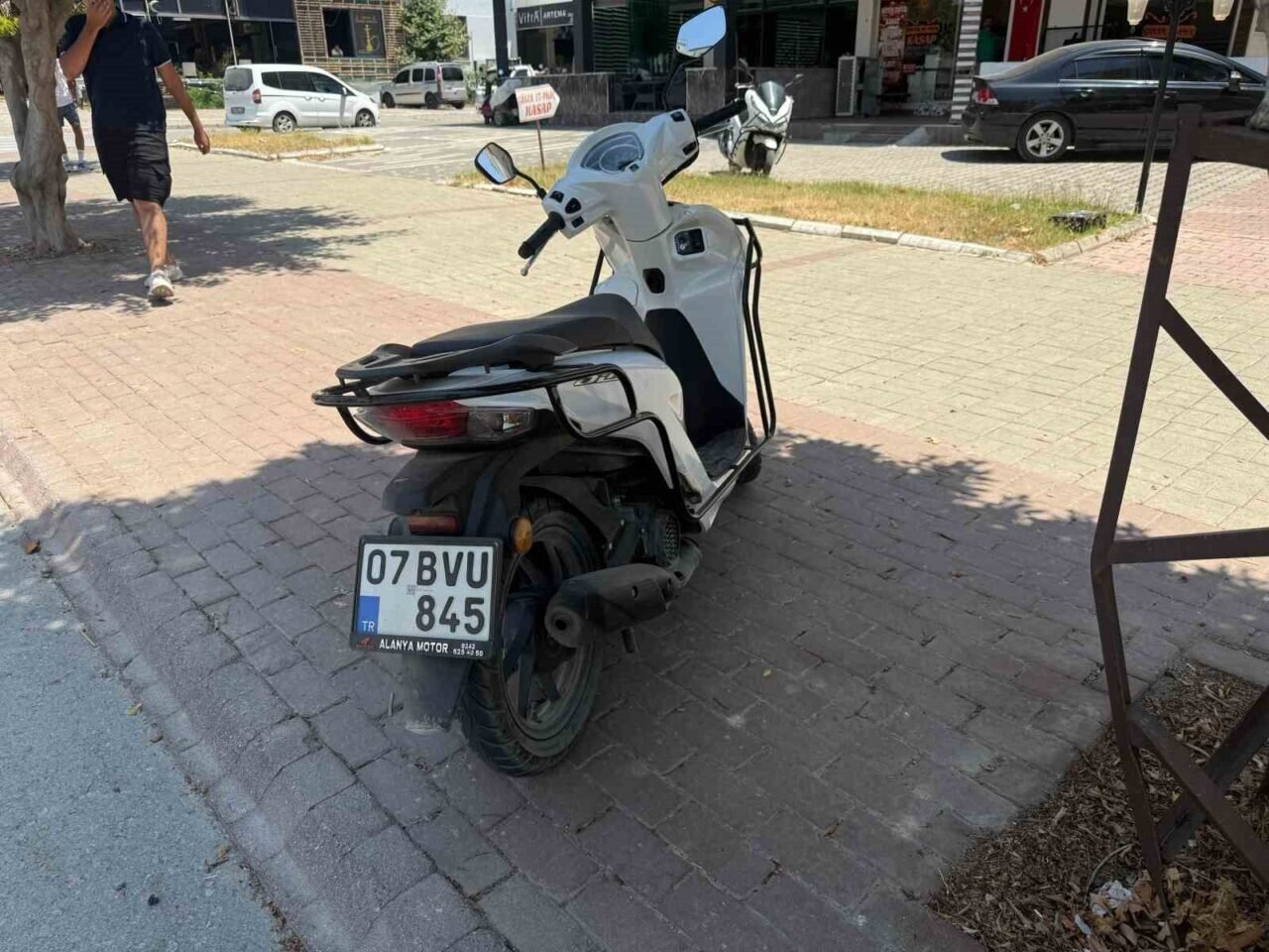 Yayaya yol veren araca çarpmamak için kaza yaptı
