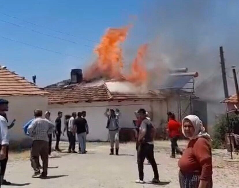 Manisa’nın Alaşehir ilçesi Serinyayla Mahallesi’nde yaşlı bir kadının yemek pişirmek