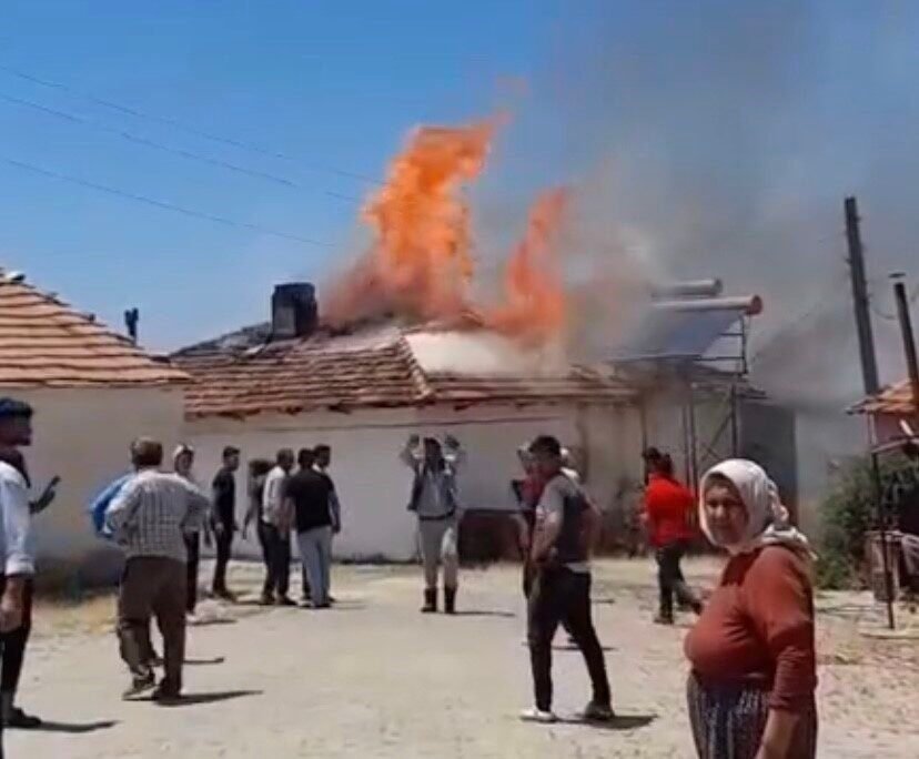 Yemek yapmak için yaktığı ateş evini ve damını küle çevirdi Yemek yapmak için yaktığı ateş evini ve damını küle çevirdi