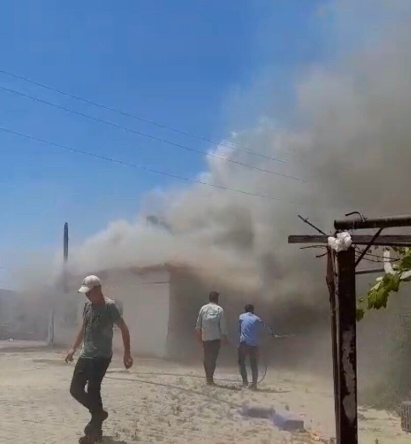 Yemek yapmak için yaktığı ateş evini ve damını küle çevirdi