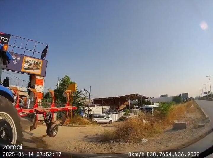Yeni aldığı araca traktör çarpıp kaçtı, söylenenler psikolojisini bozdu