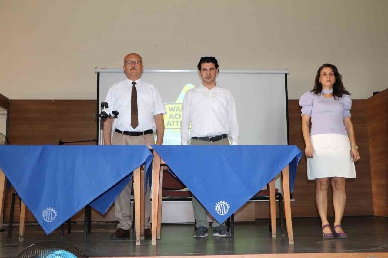 Yıl sonu toplantısında okuldan ayrılan öğretmenlere veda edildi