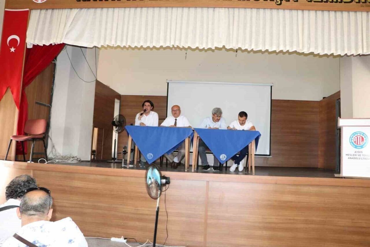 Yıl sonu toplantısında okuldan ayrılan öğretmenlere veda edildi
