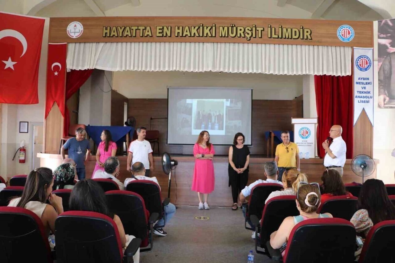 Yıl sonu toplantısında okuldan ayrılan öğretmenlere veda edildi