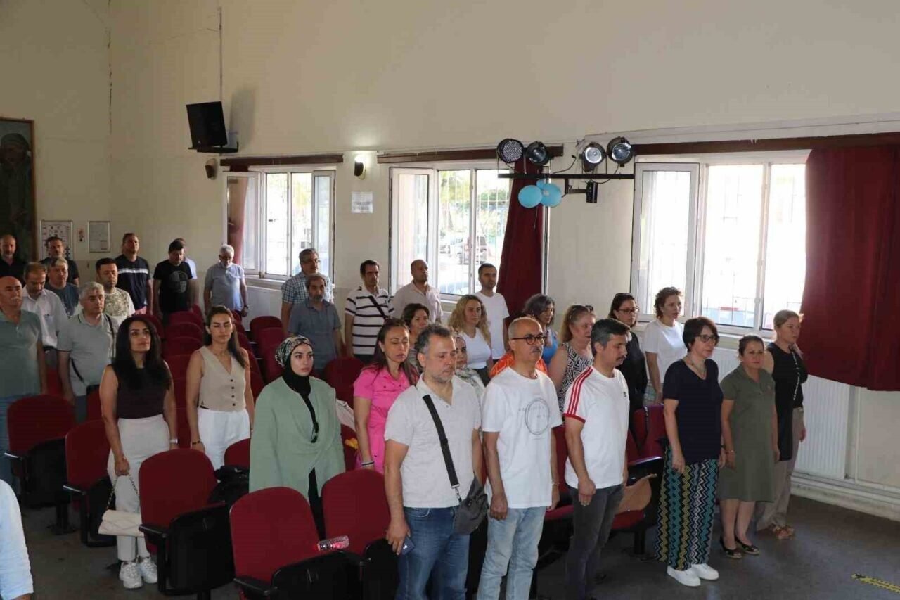 Yıl sonu toplantısında okuldan ayrılan öğretmenlere veda edildi