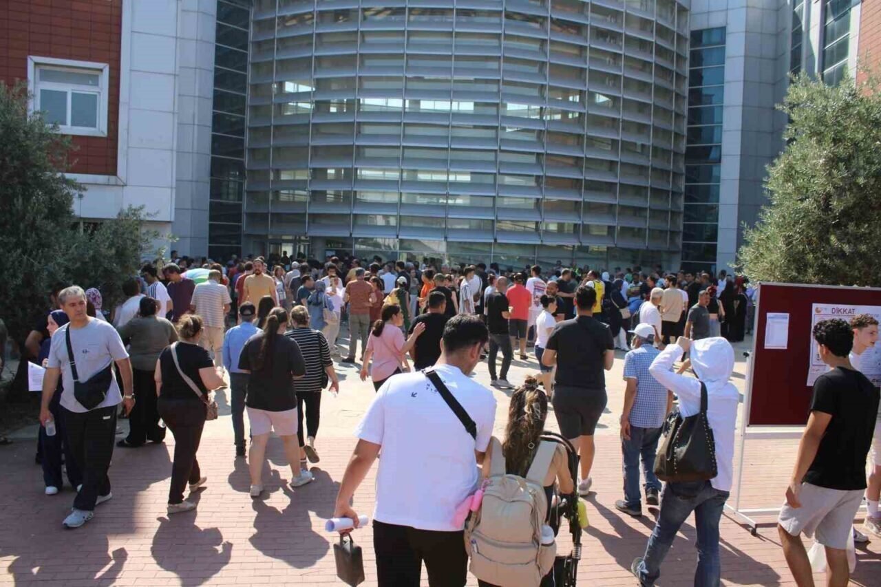 YKS maratonunda manzara değişmedi, geç kalanlar sınava alınmadı