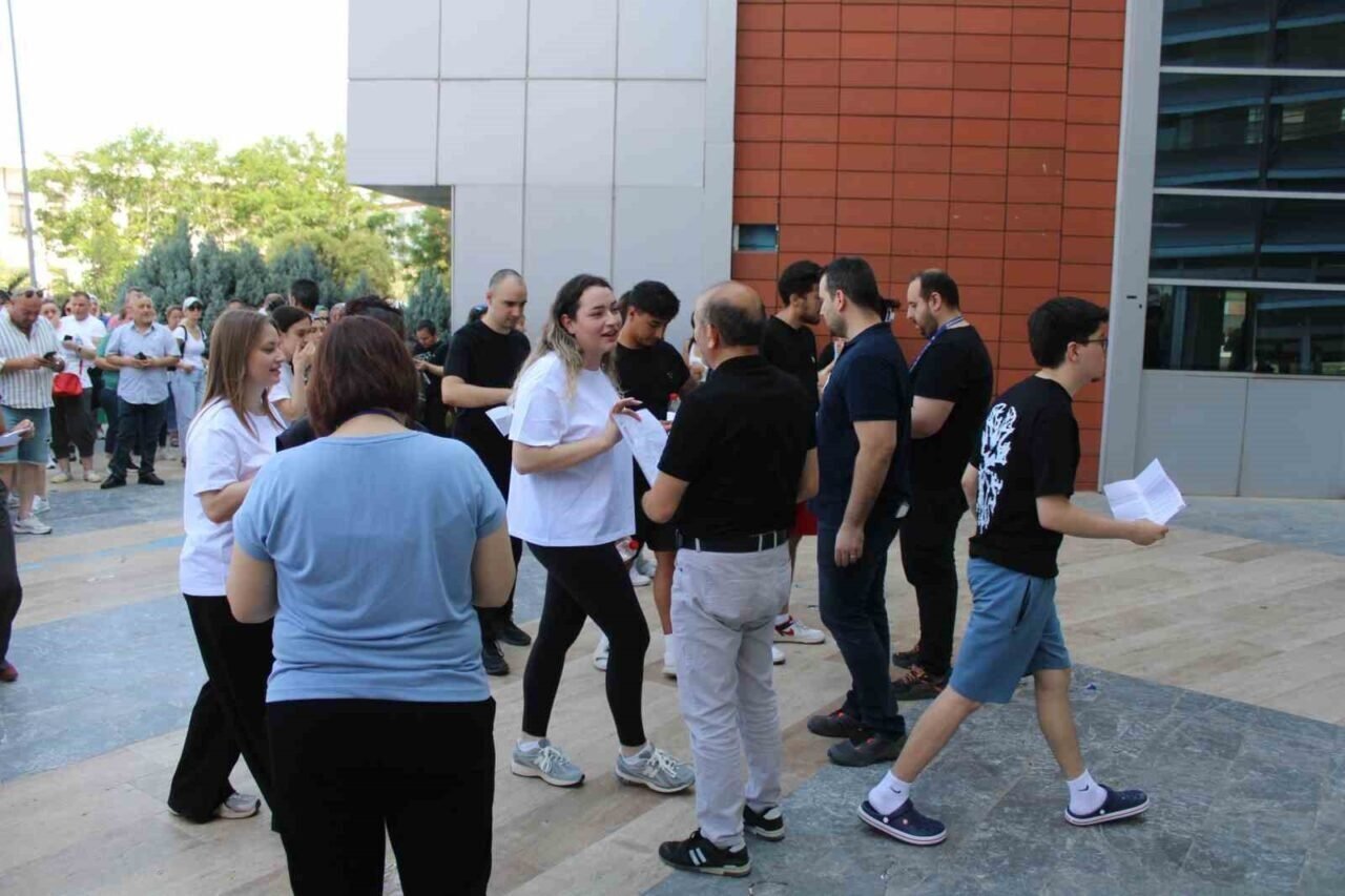 YKS maratonunda manzara değişmedi, geç kalanlar sınava alınmadı